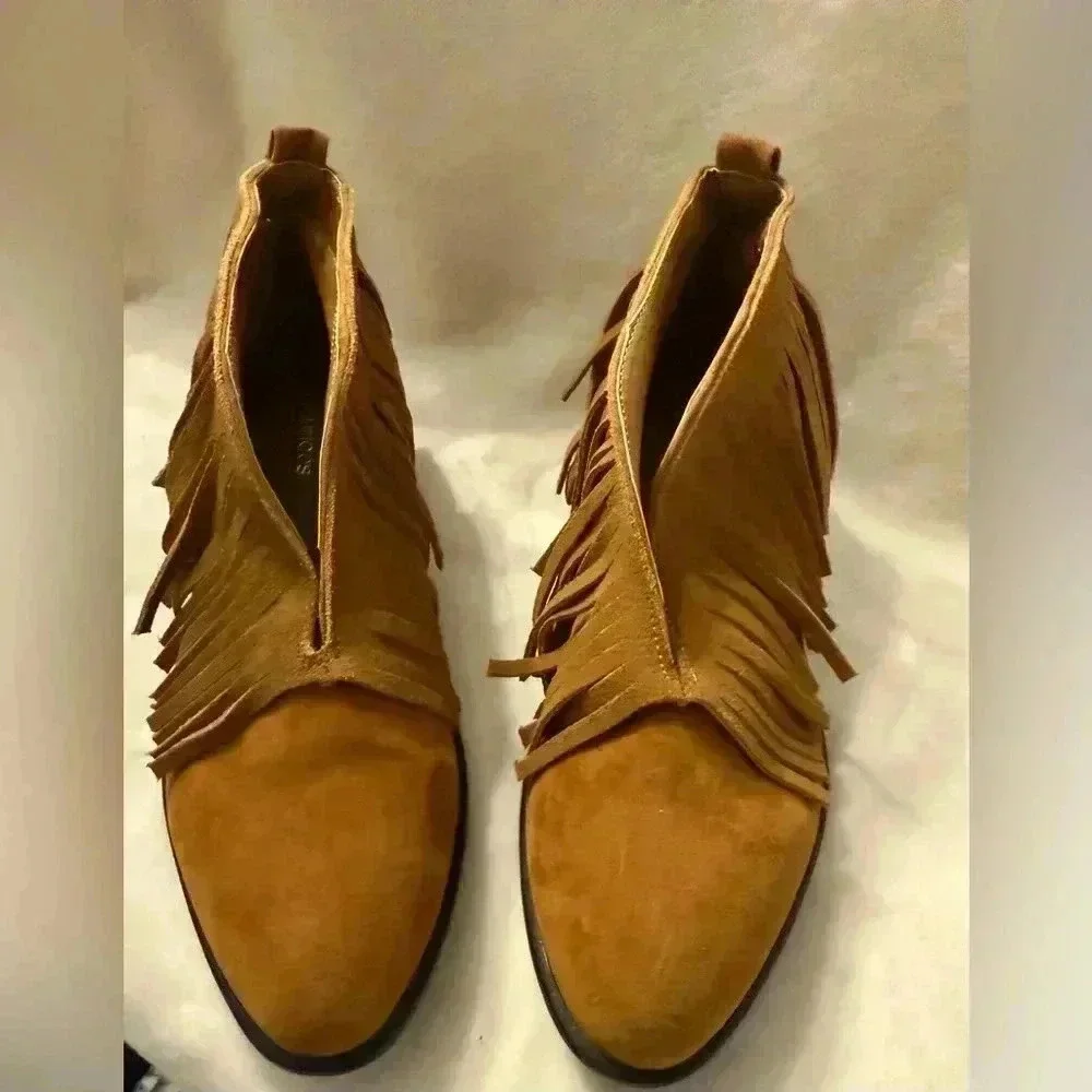 Maurice’s Gail slip on fringe ankle boots EUC Leather fringe. Women’s size 8